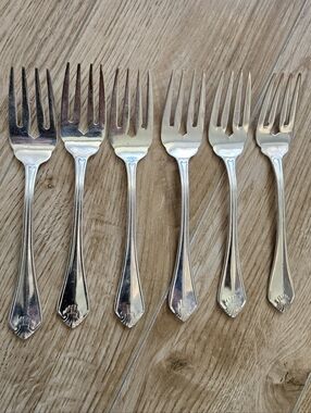 Set of 6 Salad/Dessert Forks by Oneida. Elegant King James Pattern